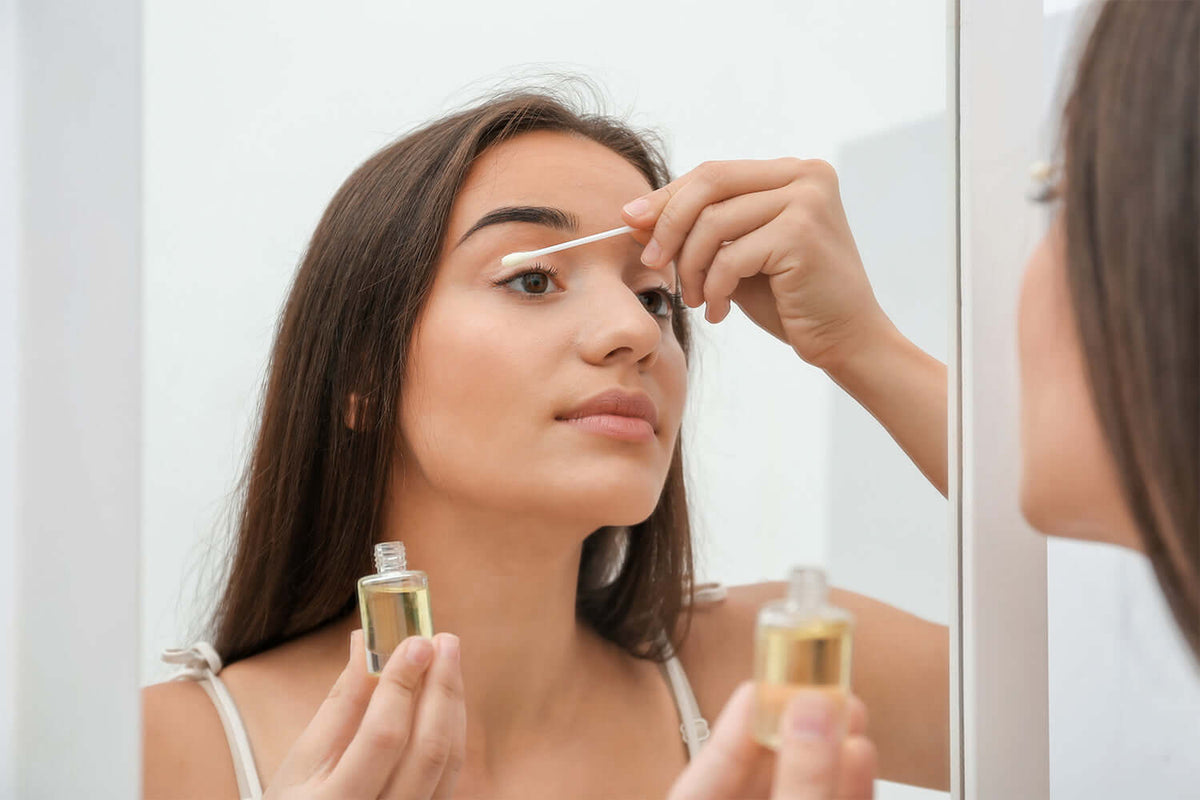 Best Oils For Eyelash Growth 2025
