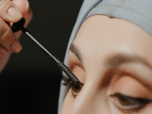 11 Mascara Hacks for Longer Lashes - ForChics